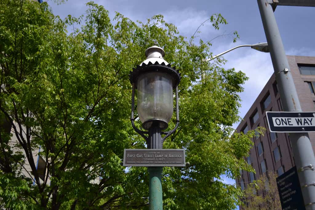 first gas lamp in America image
